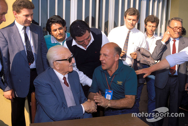Modena 1987, Enzo Ferrari con Stirling Moss, durante el desfile de veteranos de Mille Miglia en la fábrica Scaglietti