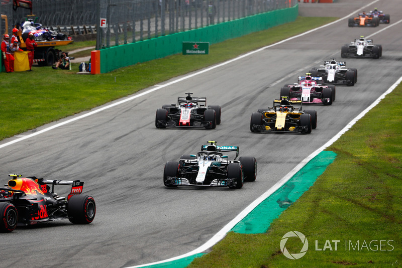 Max Verstappen, Red Bull Racing RB14, devant Valtteri Bottas, Mercedes AMG F1 W09, Carlos Sainz Jr., Renault Sport F1 Team RS 18, Romain Grosjean, Haas F1 Team VF-1, Esteban Ocon, Racing Point Force India VJM11, et le reste du peloton au départ