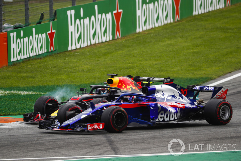 Daniel Ricciardo, Red Bull Racing RB14, y Pierre Gasly, Toro Rosso STR13, greda con rueda