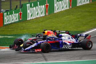 Daniel Ricciardo, Red Bull Racing RB14, et Pierre Gasly, Toro Rosso STR13, roue dans roue