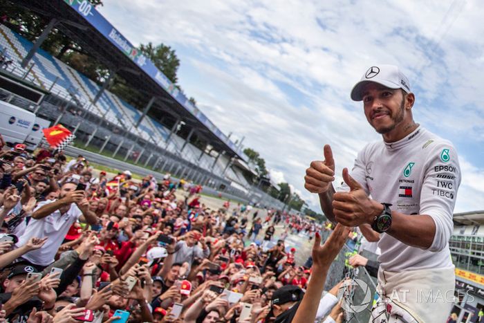 El ganador de la carrera Lewis Hamilton, Mercedes AMG F1, celebra con aficionados