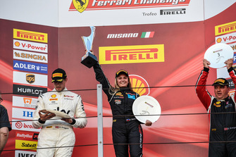 Podio Trofeo Pirelli AM: la vincitrice Fabienne Wohlwend festeggia con il trofeo