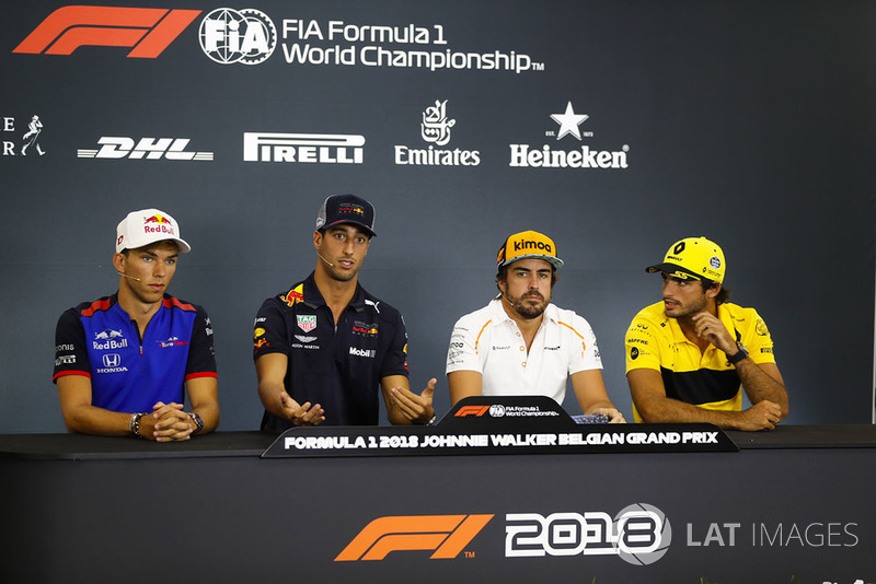 Pierre Gasly, Toro Rosso, Daniel Ricciardo, Red Bull Racing, Fernando Alonso, McLaren, y Carlos Sainz Jr., Renault Sport F1 Team, en rueda de prensa