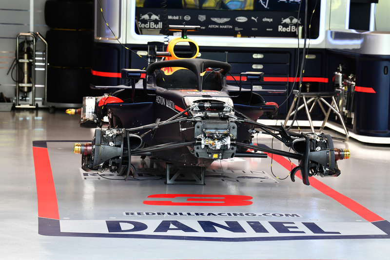 El Red Bull Racing RB14 en el garaje