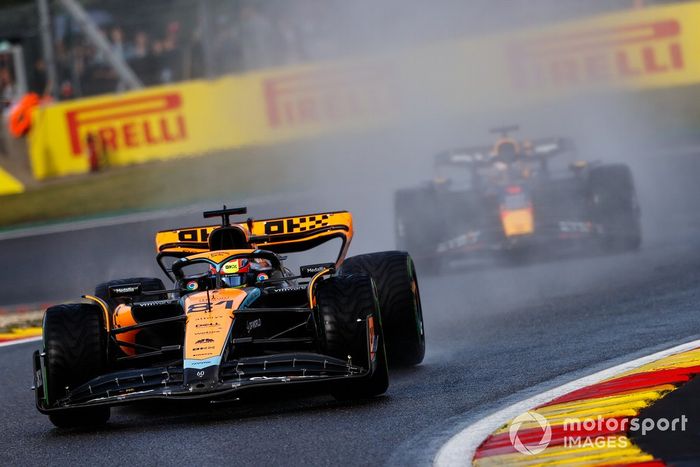 Oscar Piastri, McLaren MCL60, Max Verstappen, Red Bull Racing RB19