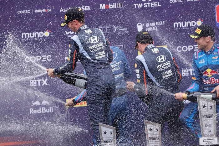 Podio: Thierry Neuville, Martijn Wydaeghe, Hyundai World Rally Team Hyundai i20 N Rally1