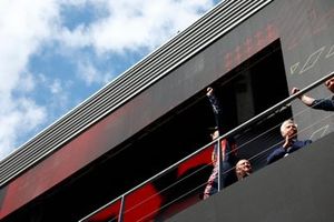 Max Verstappen, Red Bull Racing, 1ª posición, llega al podio