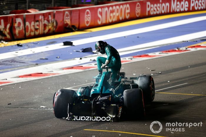 Lance Stroll, Aston Martin AMR23, sale de su coche gravemente dañado tras un accidente al final de la Q1.