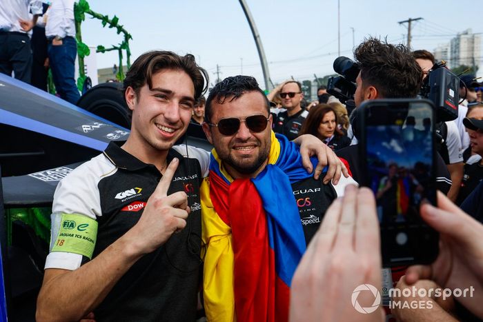 Los miembros del equipo Jaguar celebran la ceremonia del podio