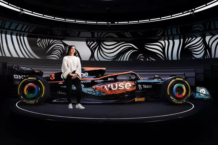 Anna Tangles con la McLaren MCL36