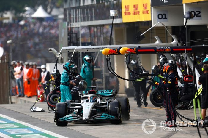 George Russell, Mercedes W13, sale de su box