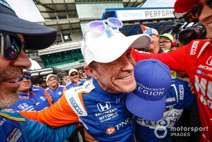 El ganador del premio de la pole, Scott Dixon, Chip Ganassi Racing Honda, celebra su premio de la pole, Jimmie Johnson, Chip Ganassi Racing Honda, Tony Kanaan, Chip Ganassi Racing Honda, 