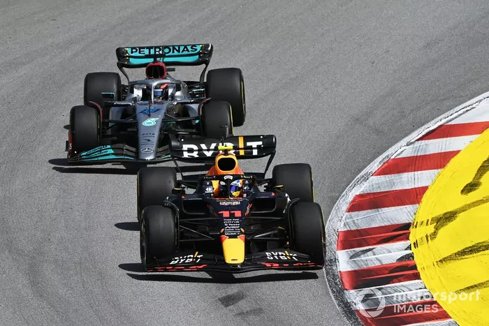 Sergio Pérez, Red Bull Racing RB18, George Russell, Mercedes W13 