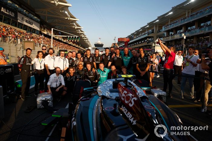 El equipo Mercedes en la parrilla con el coche de Lewis Hamilton, Mercedes F1 W15
