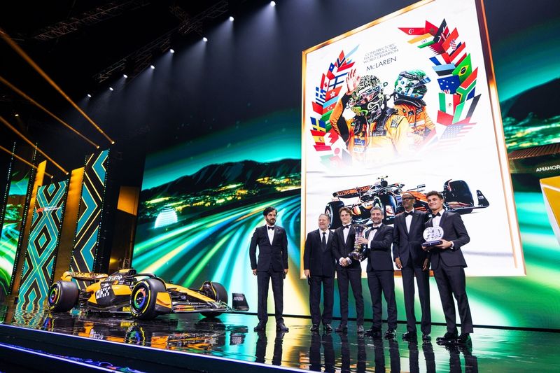 Zak Brown, CEO de McLaren, Mohammed Ben Sulayem, Presidente de la FIA, Andrea Stella, Director del equipo McLaren F1 Team, Lando Norris, McLaren
