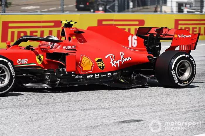 I danni sulla macchina Charles Leclerc, Ferrari SF1000, dopo l'incidente alla partenza