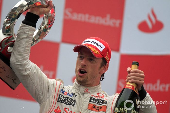 Podio: ganador de la carrera Jenson Button, McLaren