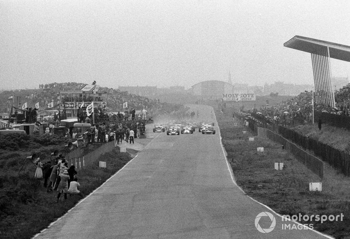 Inicio de la carrera en mojado