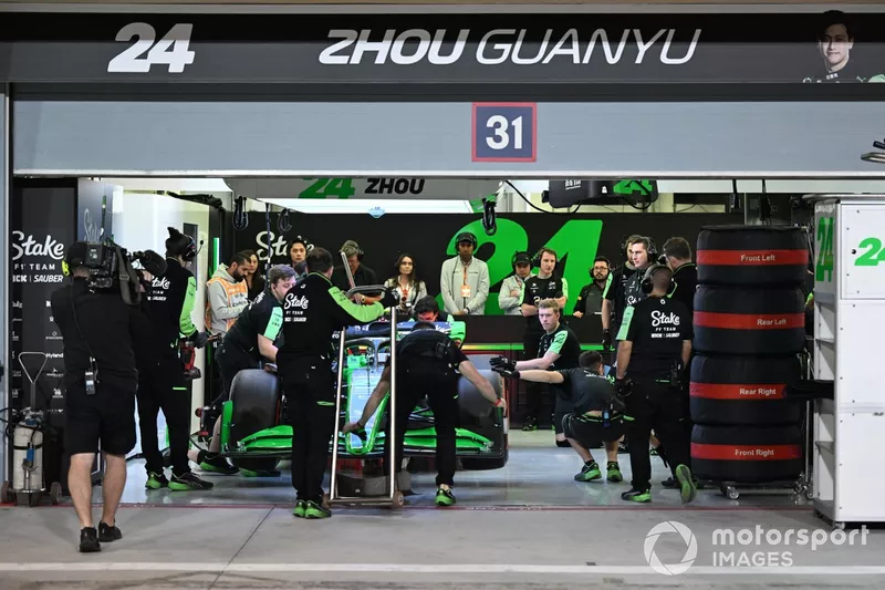 Mecánicos e ingenieros en el garaje con Zhou Guanyu, Stake F1 Team Kick Sauber C44