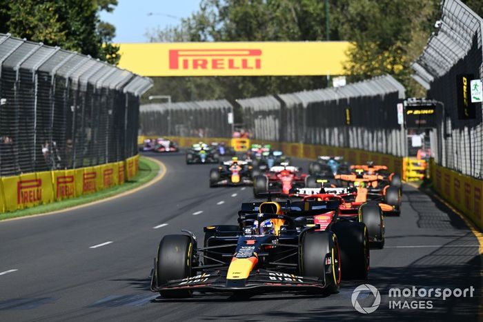 Max Verstappen, Red Bull Racing RB20, Carlos Sainz, Ferrari SF-24, Lando Norris, McLaren MCL38, Charles Leclerc, Ferrari SF-24, el resto de la parrilla en la primera vuelta.