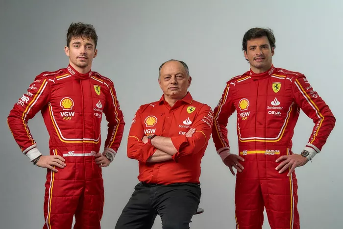 Charles Leclerc, Frederic Vasseur, Team Principal e Direttore Generale, Scuderia Ferrari, Carlos Sainz, Ferrari