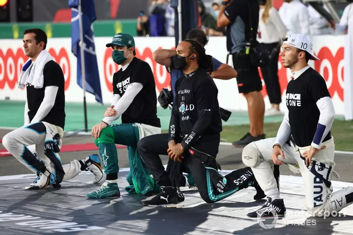 Nicholas Latifi, Williams, Lance Stroll, Aston Martin, Lewis Hamilton, Mercedes, and Pierre Gasly, AlphaTauri, take a knee in support of the End Racism campaign