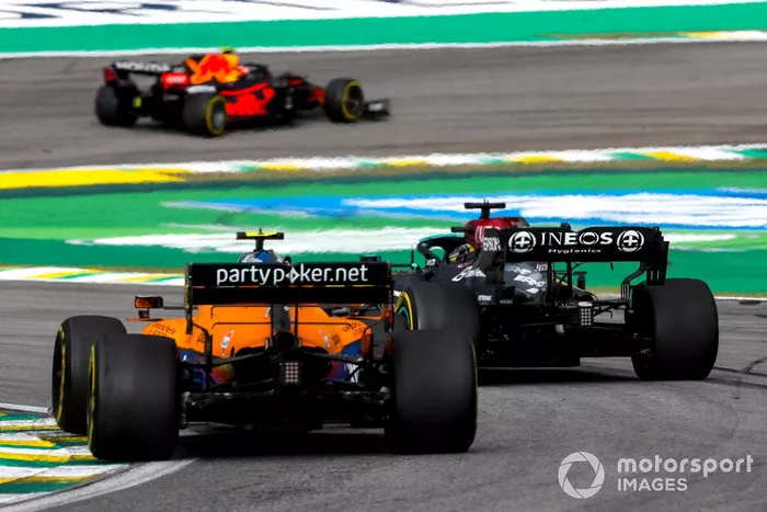Lewis Hamilton, Mercedes W12, adelanta a Lando Norris, McLaren MCL35M