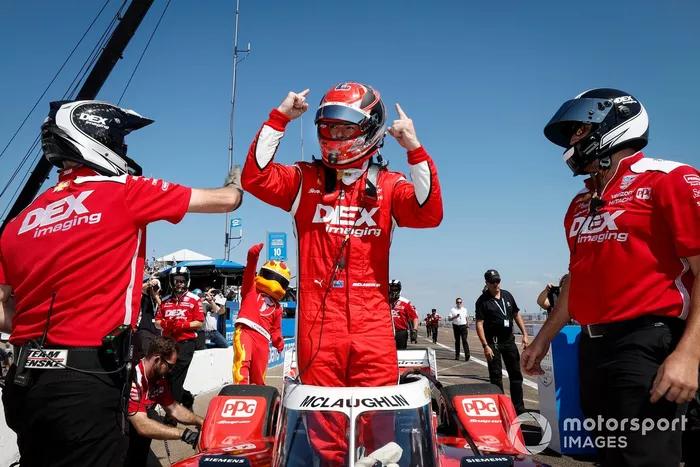 El piloto Scott McLaughlin, del Team Penske Chevrolet, celebra su pole position