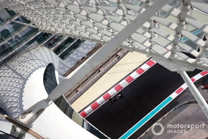 George Russell, Mercedes W10 adaptado (muleto) con los Pirelli de 18 pulgadas 