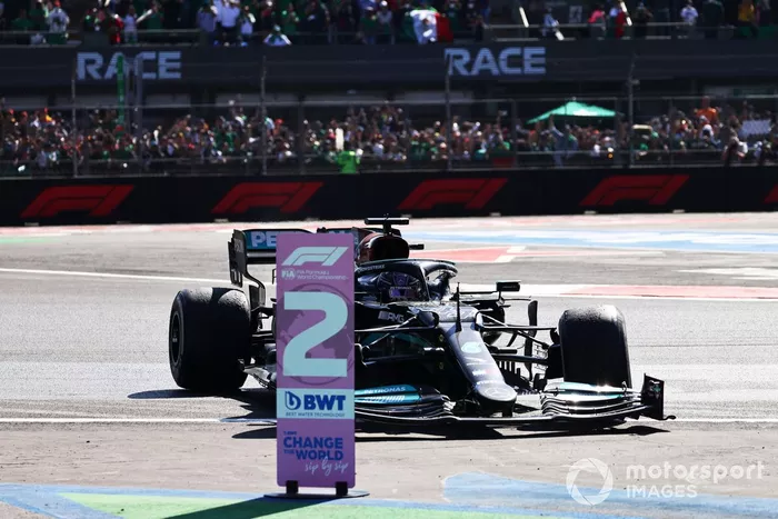 Lewis Hamilton, Mercedes W12, 2ª posición, llega a Parc Ferme