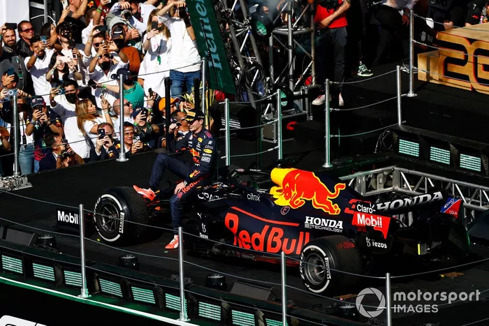 Podio: ganador Max Verstappen, Red Bull Racing RB16