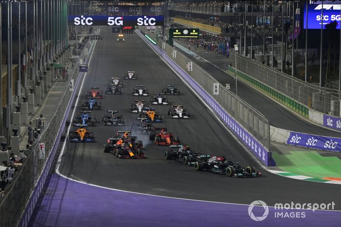 Lewis Hamilton, Mercedes W12, Valtteri Bottas, Mercedes W12, Max Verstappen, Red Bull Racing RB16B, Sergio Pérez, Red Bull Racing RB16B, Charles Leclerc, Ferrari SF21, y el resto de la parrilla de salida