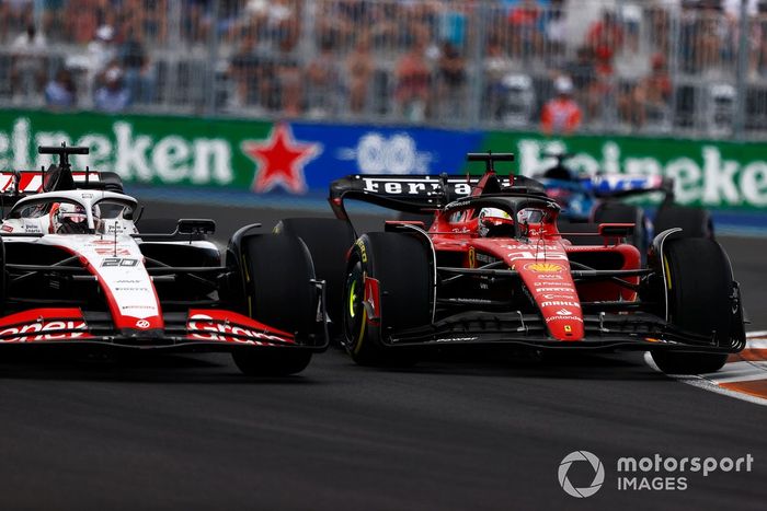 Kevin Magnussen, Haas VF-23, lucha con Charles Leclerc, Ferrari SF-23