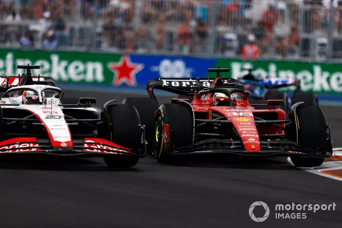 Kevin Magnussen, Haas VF-23, lucha con Charles Leclerc, Ferrari SF-23