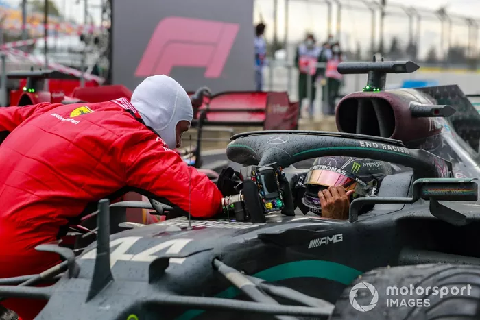 Tercer lugar Sebastian Vettel, Ferrari, felicita a Lewis Hamilton, Mercedes-AMG F1 por su 7º título mundial de pilotos
