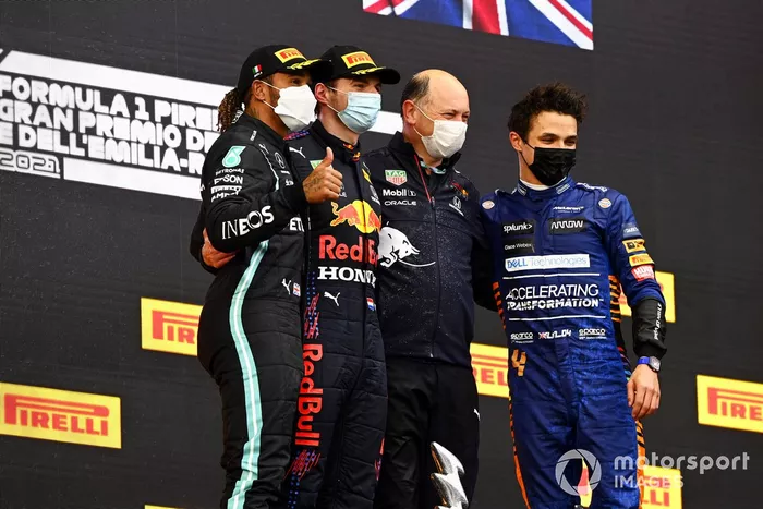 Lewis Hamilton, Mercedes, 2a posizione, Max Verstappen, Red Bull Racing, 1a posizione, rappresentante della Red Bull Racing, e Lando Norris, McLaren, 3a posizione, sul podio