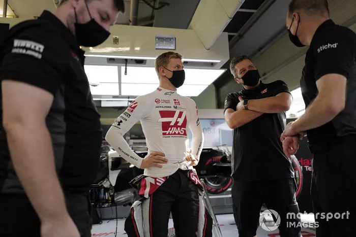 Mick Schumacher, Haas F1, habla con Gary Gannon