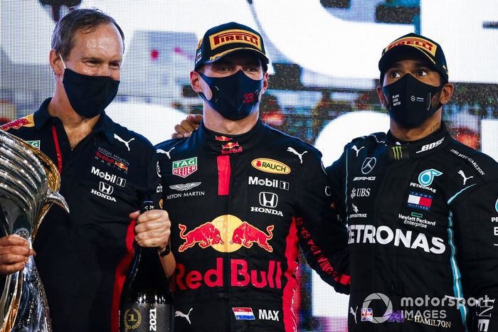 Podio: Paul Monaghan, Ingeniero Jefe, Red Bull Racing, ganador Max Verstappen, Red Bull Racing, y tercer lugar Lewis Hamilton, Mercedes-AMG F1