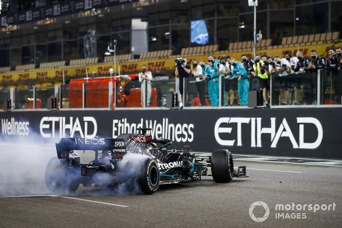 Lewis Hamilton, Mercedes F1 W11, 3ª posición, realiza donuts en la parrilla al final de la carrera