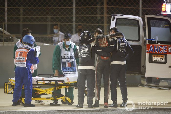 Delegados médicos asisten a Romain Grosjean, Haas F1, después del accidente en la primera vuelta
