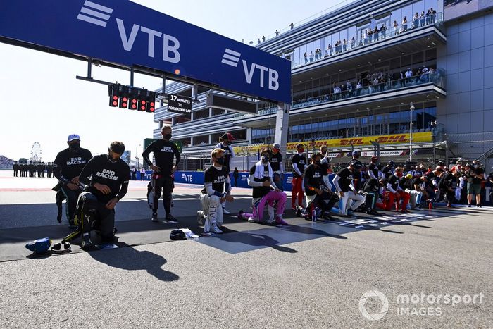 Los pilotoss se paran y se arrodillan en apoyo de la campaña para el fin del racismo