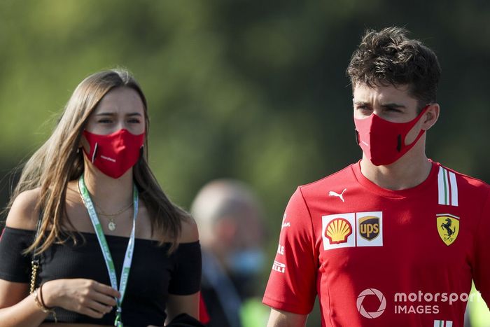 Charles Leclerc, Ferrari llega en coche con su novia, Charlotte Siné 
