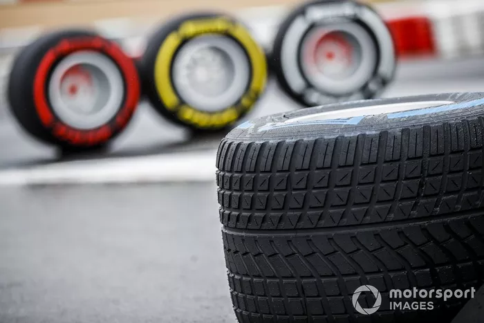 Pirelli-Regenreifen
