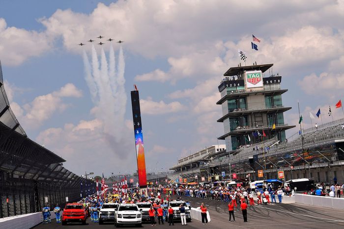 Los Thunderbirds de las Fuerzas Aéreas sobrevuelan antes de la carrera
