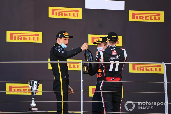 Podio: ganador Christian Lundgaard, ART Grand Prix, segundo lugar Louis Deletraz, Charouz Racing System y tercer lugar Juri Vips, Dams
