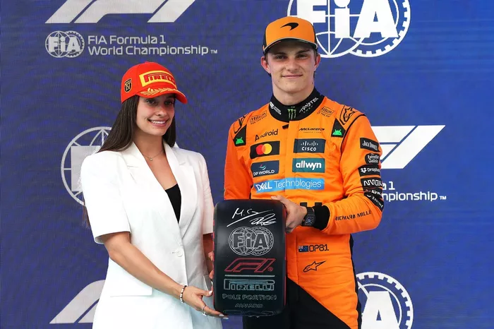 Marta García presenta al poleman Oscar Piastri, McLaren