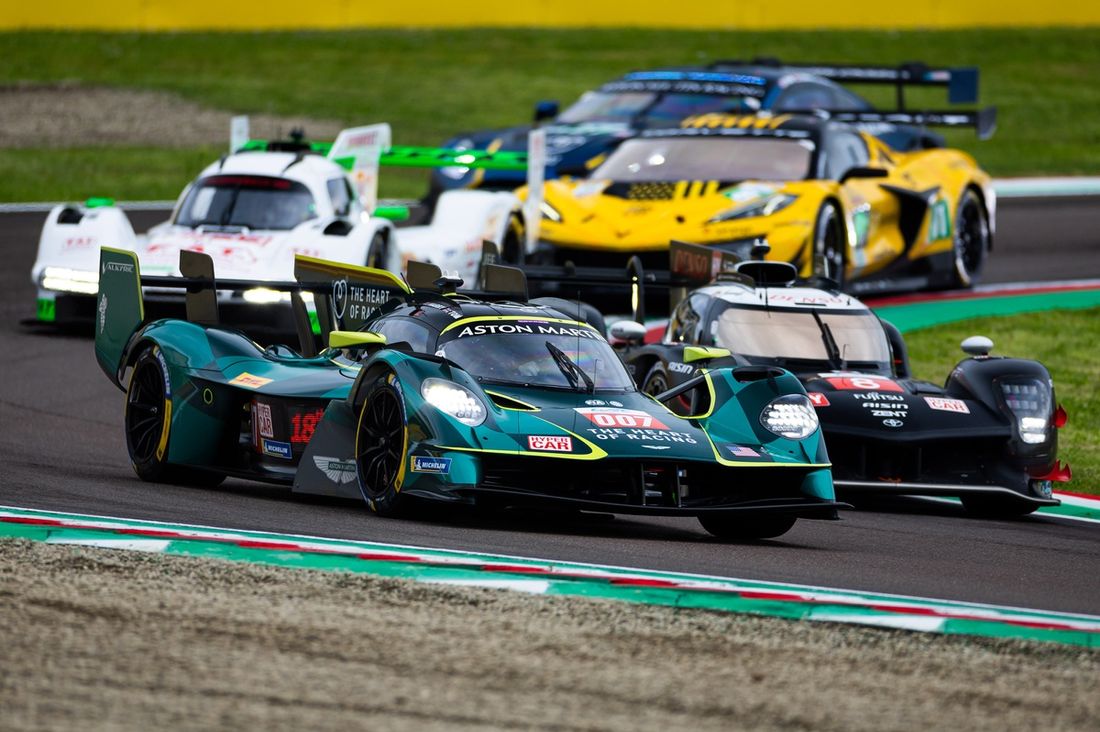 #007 Aston Martin Thor Team Aston Martin Valkyrie: Harry Tincknell, Tom Gamble, #8 Toyota Gazoo Racing Toyota GR010 - Hybrid: Sebastien Buemi, Brendon Hartley, Ry? Hirakawa