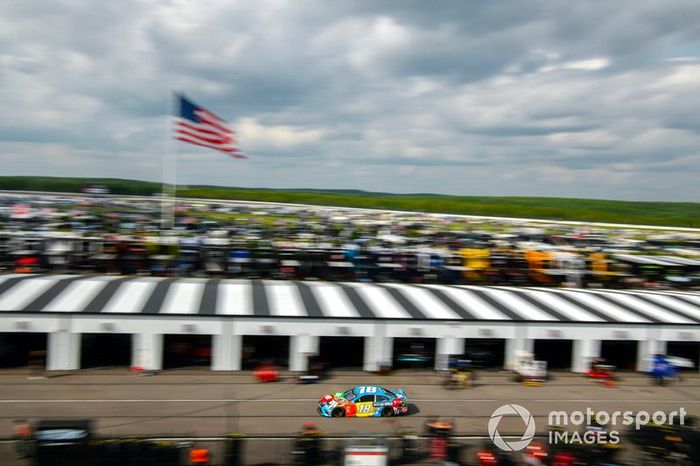  Kyle Busch, Joe Gibbs Racing, Toyota Camry M&M's Hazelnut