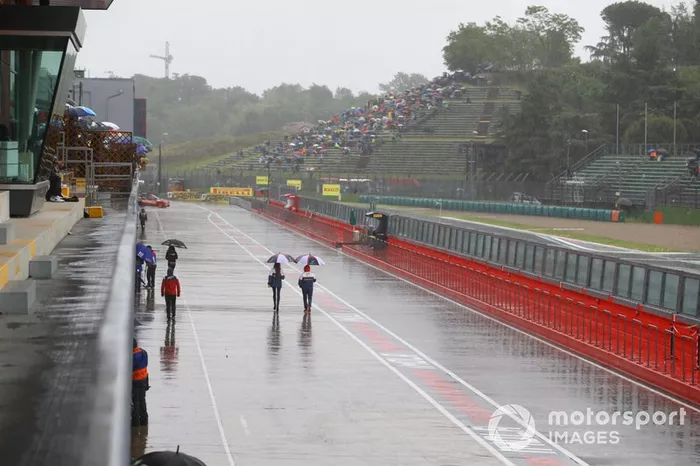 Lluvia en el  paddock