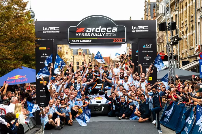 Ganadores Ott Tanak, Martin Jarveoja, Hyundai World Rally Team Hyundai i20 N Rally1 con el equipo
